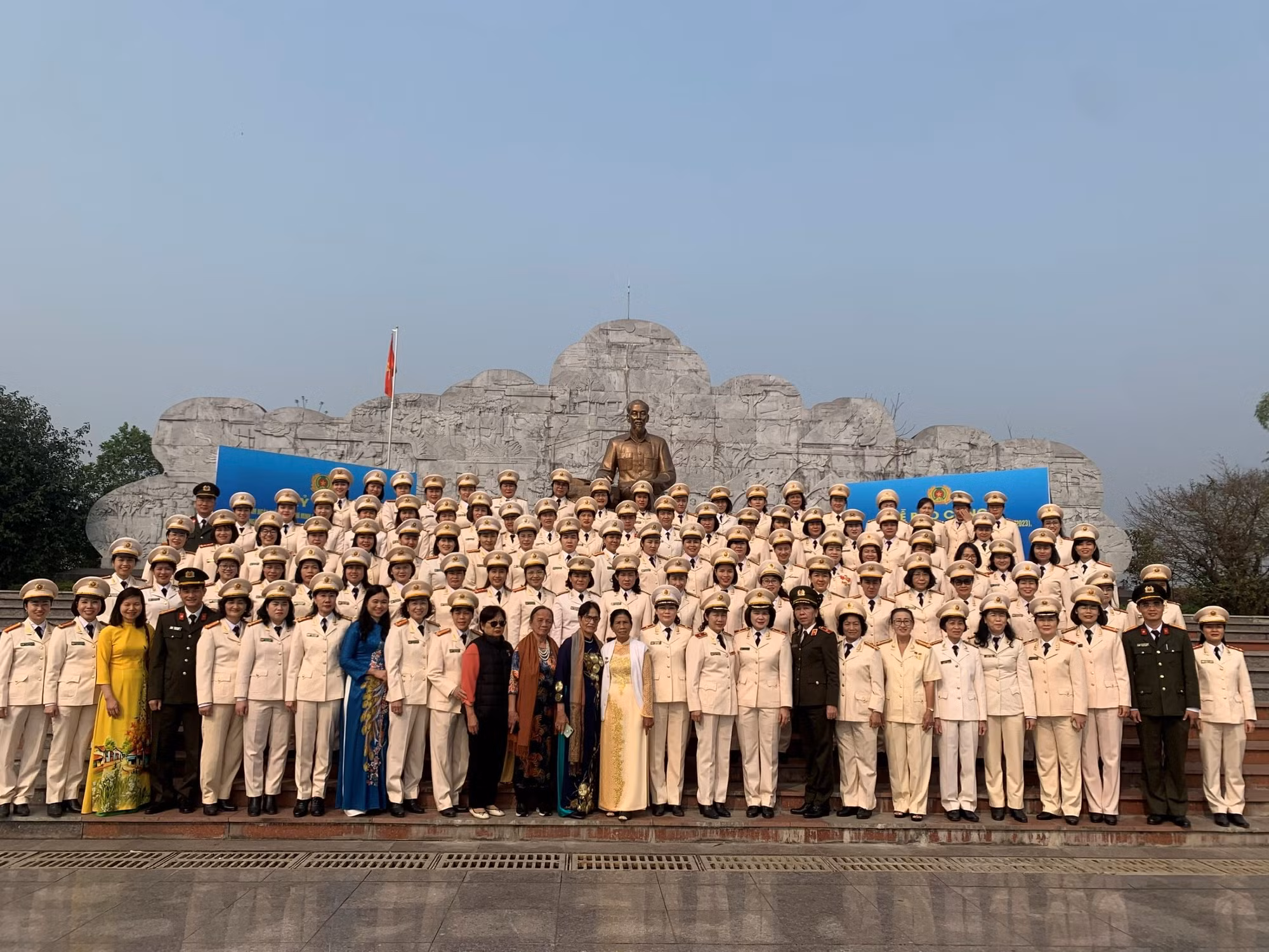 Phụ nữ CAND báo công với Bác -0