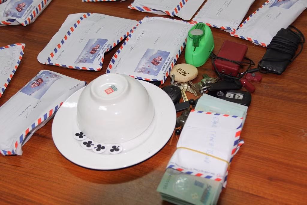 Phá sới bạc tại gia -0