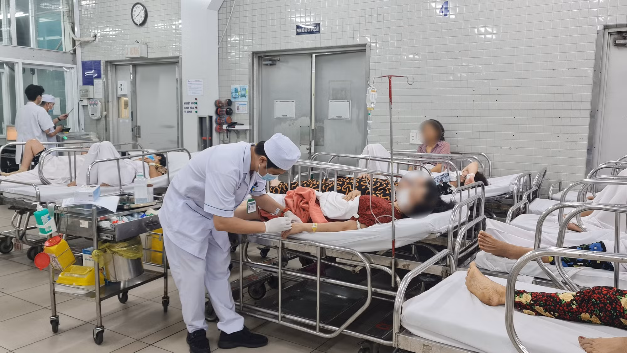&nbsp;&nbsp;&nbsp;&nbsp;&nbsp; Vì sao nhiều bệnh viện thiếu thuốc, vật tư, trang thiết bị y tế? -0