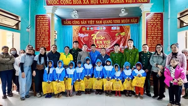 Mang Tết ấm đến đồng bào biên giới, vùng khó khăn