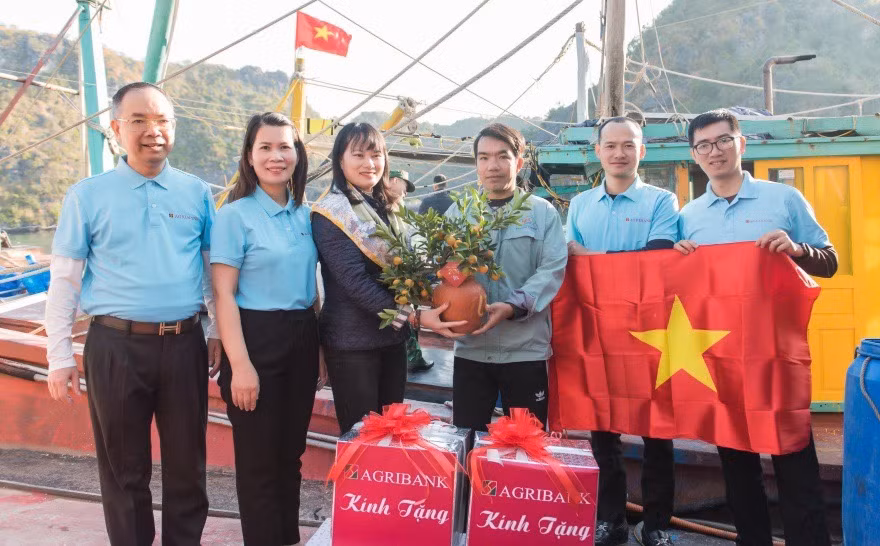 Agribank thăm và tặng quà cán bộ, chiến sỹ vùng biển đảo Đông Bắc nhân dịp Tết Ất Tỵ 2025 -0
