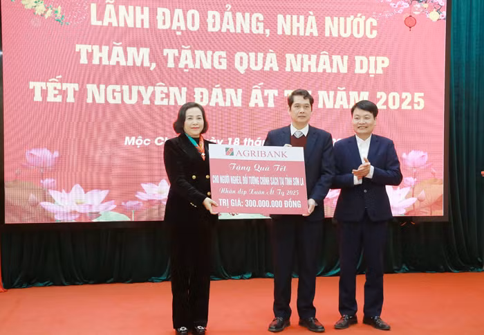 Phó Chủ tịch Quốc hội thăm, tặng quà Tết tại Mộc Châu -0