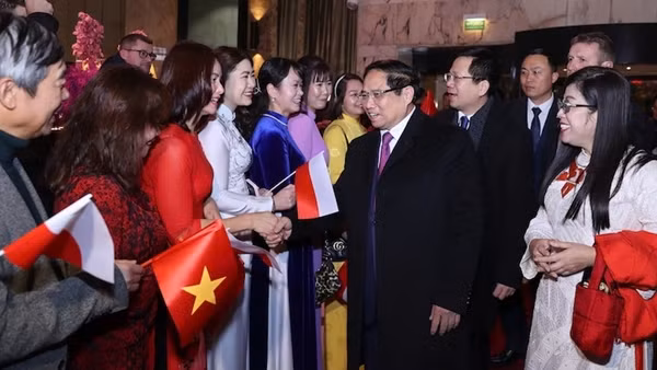 Thủ tướng Phạm Minh Chính và Phu nhân tới Warsaw bắt đầu thăm chính thức Cộng hoà Ba Lan