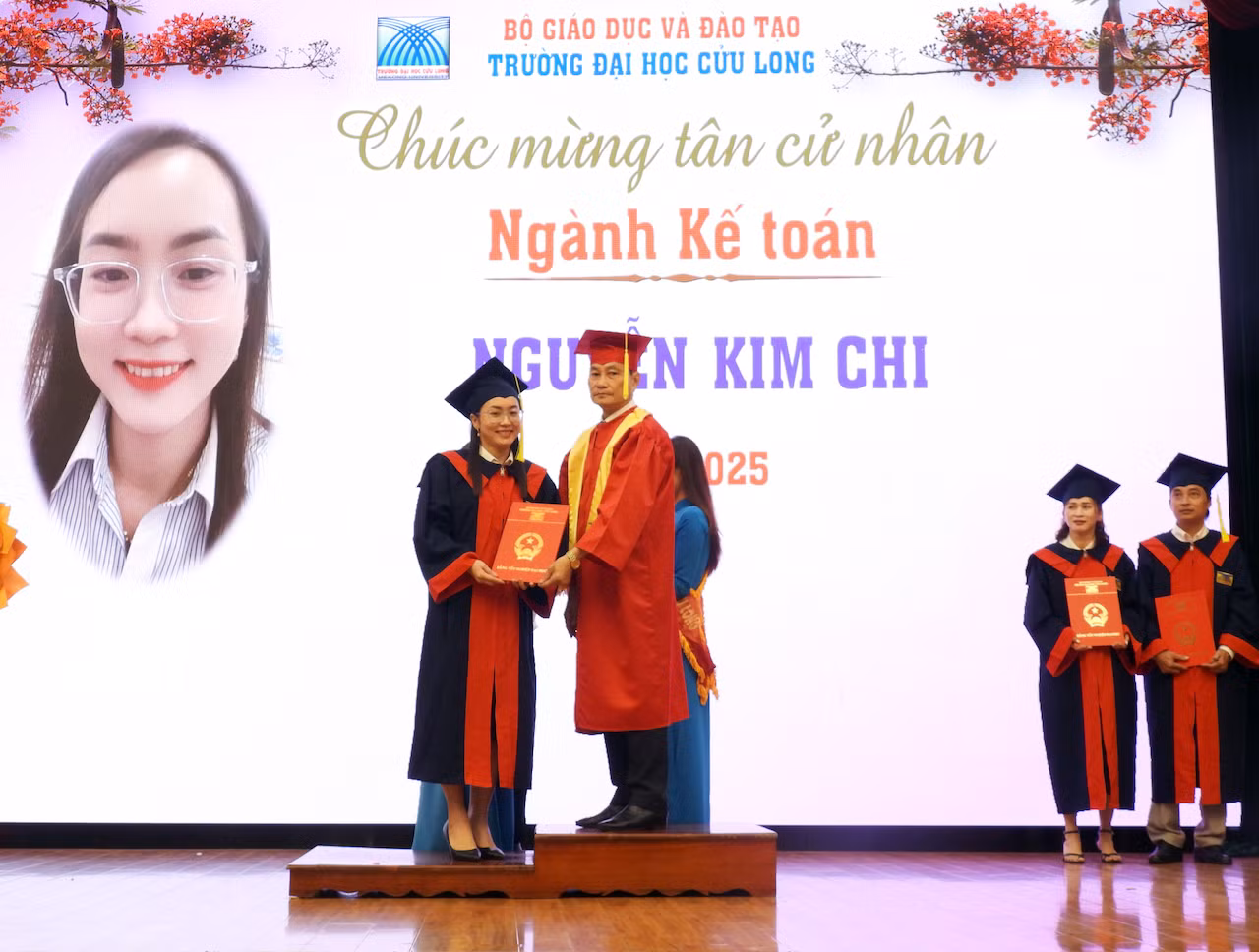 Trường ĐH Cửu Long trao bằng tốt nghiệp cho hơn 700 tân cử nhân, kỹ sư hệ từ xa -0