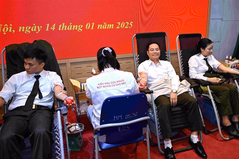 Hàng trăm cán bộ, chiến sĩ tham gia hiến máu nhân đạo -0