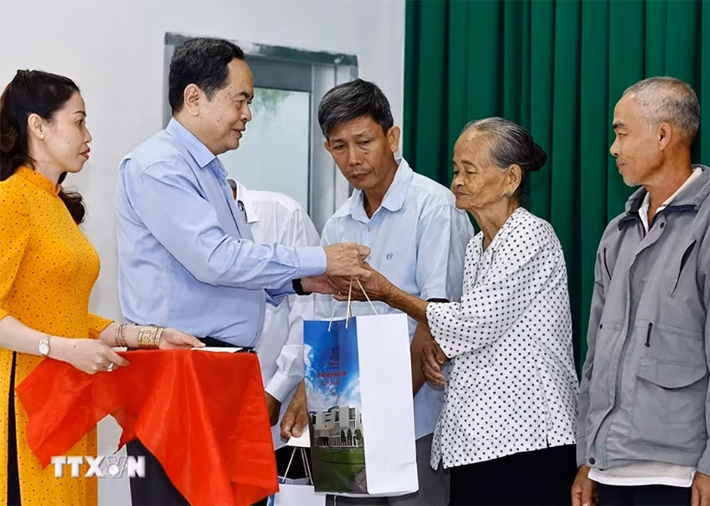 Chủ tịch Quốc hội thăm và tặng quà Tết Nguyên đán Ất Tỵ tại tỉnh Hậu Giang -0