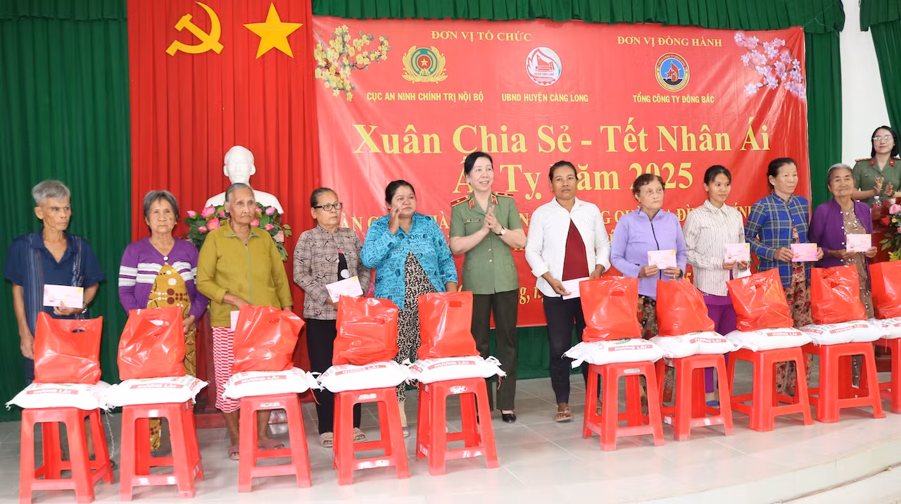 Cục An ninh chính trị nội bộ trao tặng nhà đại đoàn kết và&nbsp;tặng&nbsp;quà tại Trà Vinh -0
