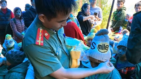Tuổi trẻ Công an Quảng Nam đội mưa, băng rừng mang “Xuân yêu thương” đến với bà con vùng cao