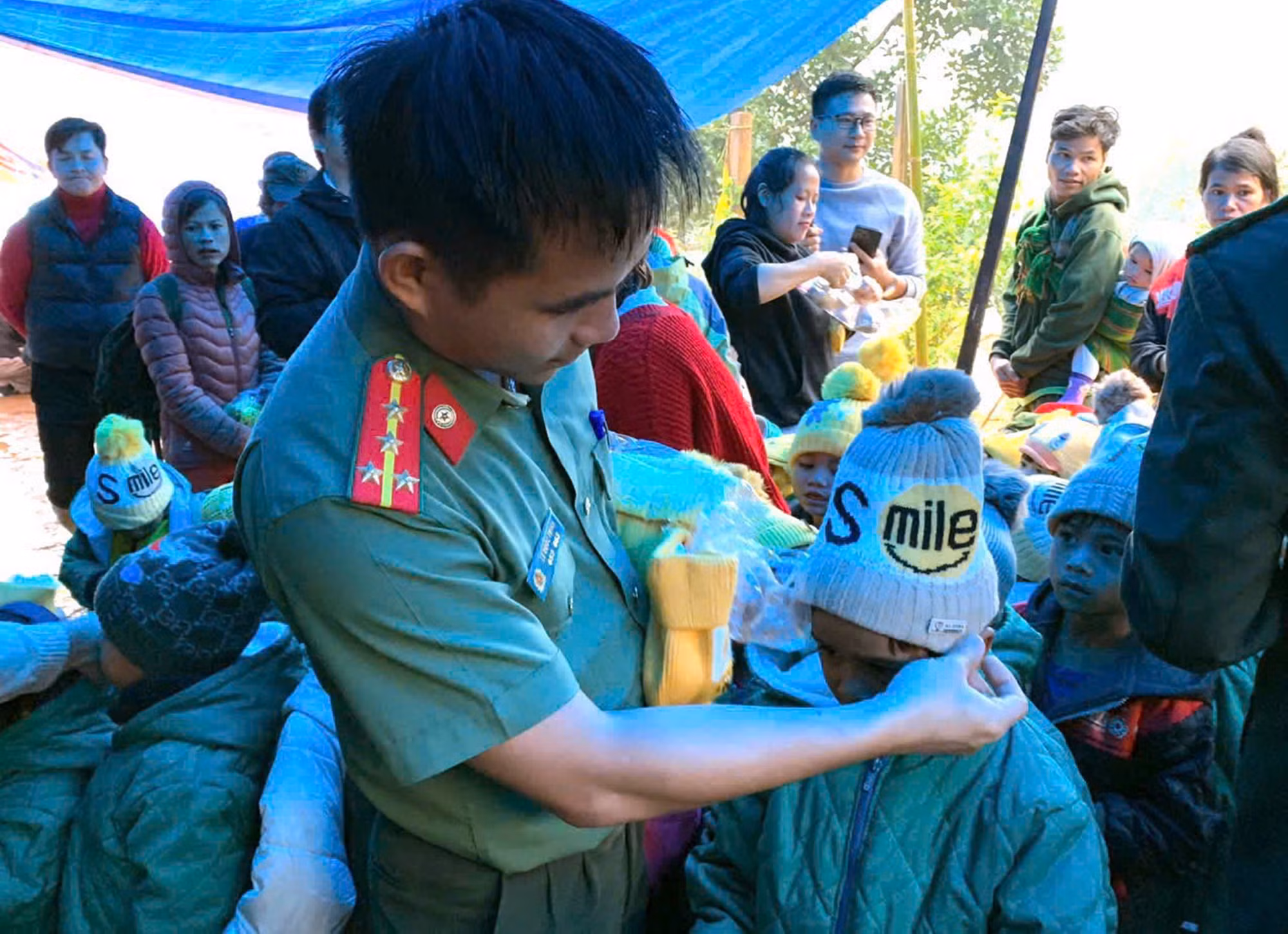Tuổi trẻ Công an đội mưa, băng rừng mang “Xuân yêu thương” đến với bà con vùng cao -0