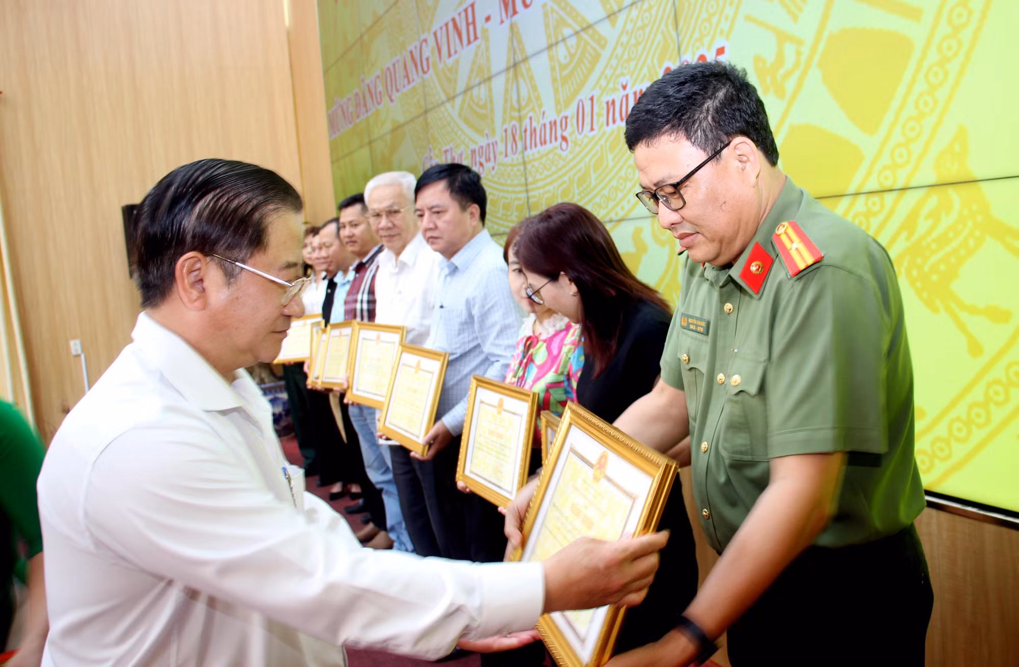 Văn phòng thường trú Báo CAND tại ĐBSCL được Chủ tịch UBND TP Cần Thơ tặng Bằng khen -0