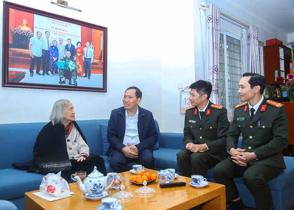 Thứ trưởng Lê Văn Tuyến thăm hỏi, chúc Tết gia đình các đồng chí cố lãnh đạo Bộ Công an -0