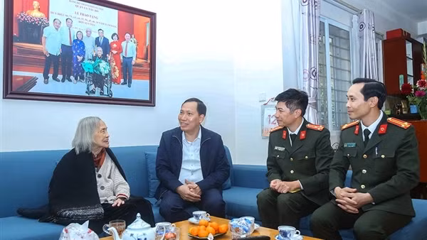 Thứ trưởng Lê Văn Tuyến thăm hỏi, chúc Tết gia đình các đồng chí cố lãnh đạo Bộ Công an