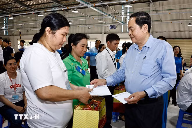 Chủ tịch Quốc hội thăm và tặng quà Tết Nguyên đán Ất Tỵ tại tỉnh Hậu Giang -0