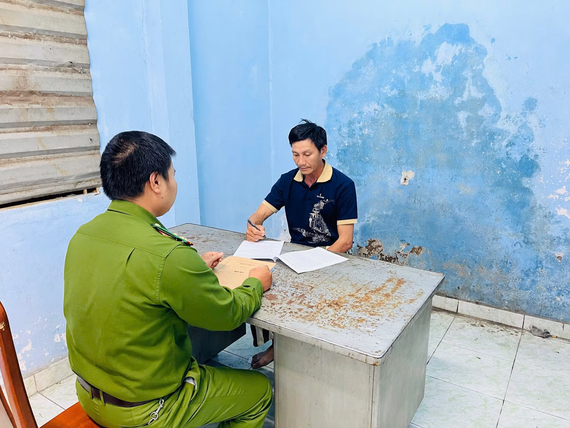 Bắt khẩn cấp đối tượng say xỉn chống người thi hành công vụ -0