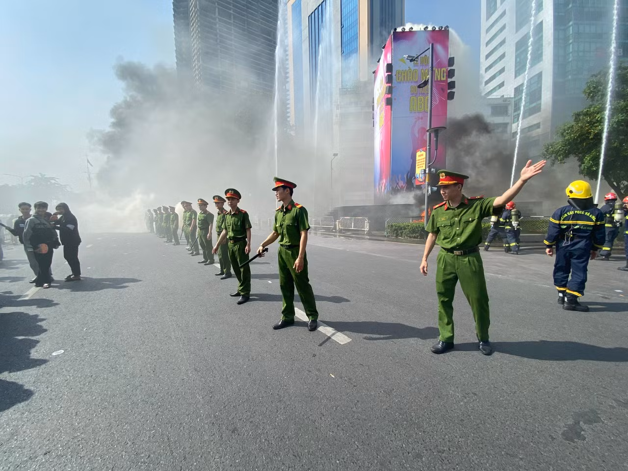 Hơn 7.200 người tham gia diễn tập xử lý tình huống cháy nổ tại các lễ hội đông người -0