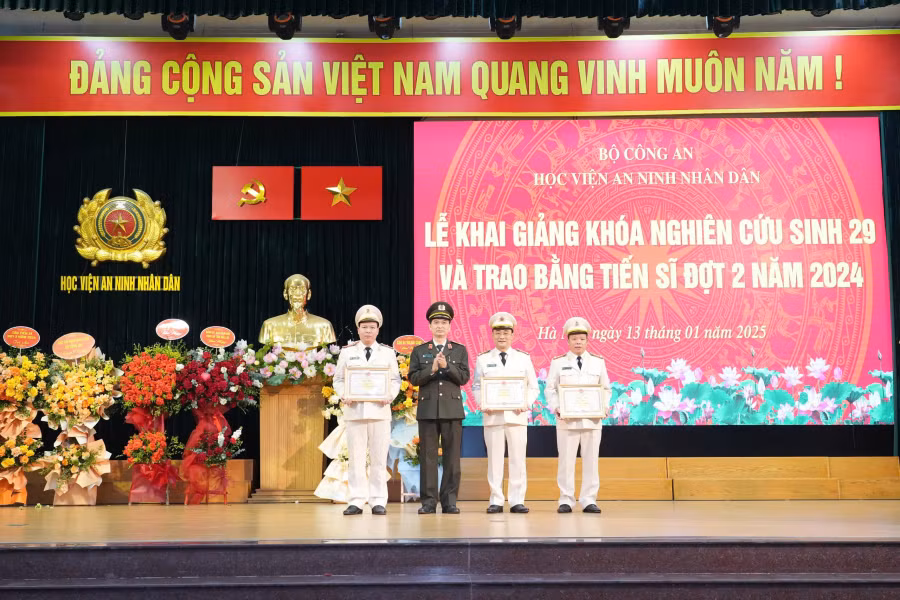Học viện ANND khai giảng khóa nghiên cứu sinh 29 và trao bằng tiến sĩ năm 2024 -0