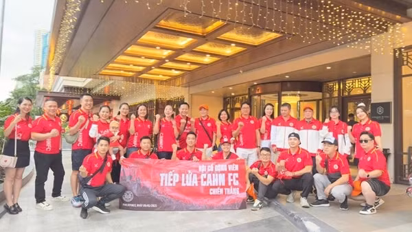 Cổ động viên “tiếp lửa” cho CLB Công an Hà Nội trên đất Philippines