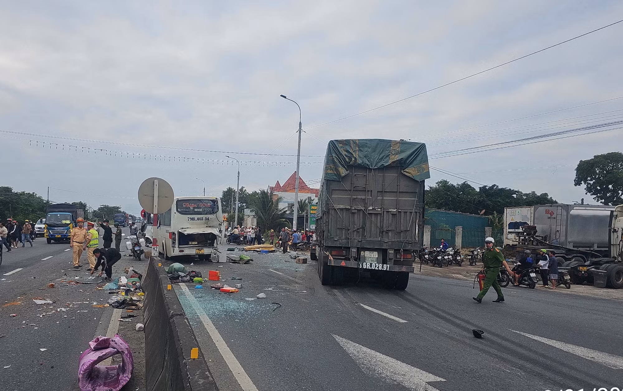  5 người thương vong trong vụ tai nạn liên hoàn giữa 3 xe ô tô -0