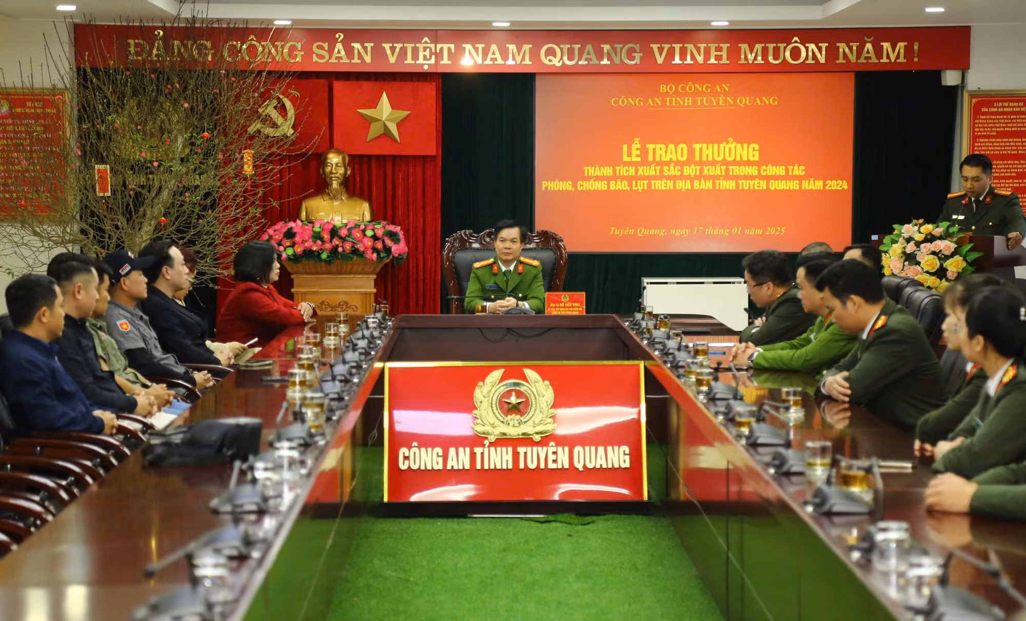 Công an tỉnh Tuyên Quang tri ân các đoàn thiện nguyện trong bão số 3 -0