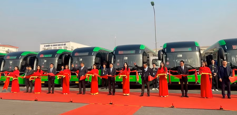Hà Nội khai trương thêm 3 tuyến xe buýt sử dụng năng lượng điện -0