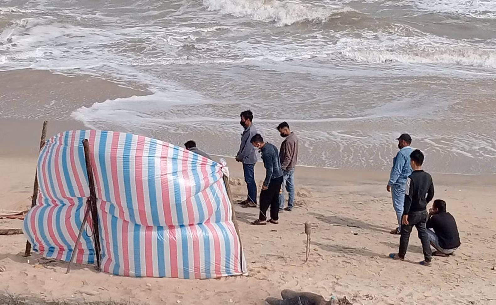 Liên tiếp phát hiện thi thể trôi dạt vào bờ biển ở Huế -0