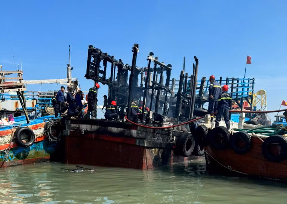 Phát hiện tàu cá cháy trên sông, người đàn ông đã có hành động thông minh -2
