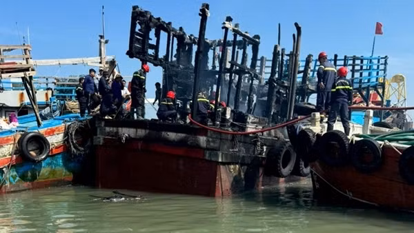 Người đàn ông có hành động thông minh khi phát hiện tàu cá cháy trên sông