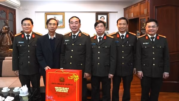 Thứ trưởng Trần Quốc Tỏ thăm, chúc Tết các đồng chí nguyên lãnh đạo Bộ Công an