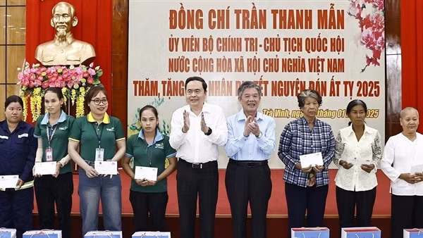 Chủ tịch Quốc hội Trần Thanh Mẫn thăm, tặng quà Tết hộ nghèo và người lao động