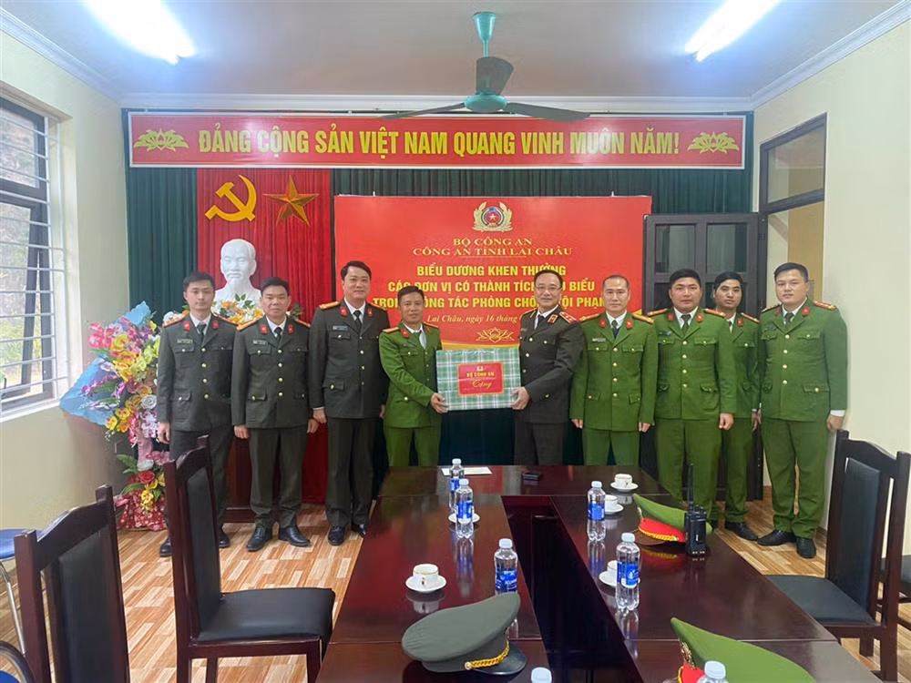 Thứ trưởng Phạm Thế Tùng chúc Tết Công an xã Pa Tần tỉnh Lai Châu -0