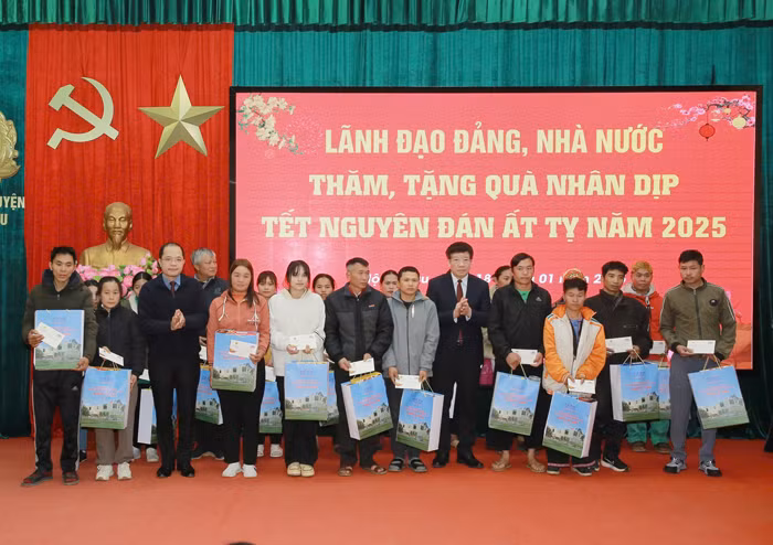 Phó Chủ tịch Quốc hội thăm, tặng quà Tết tại Mộc Châu -0