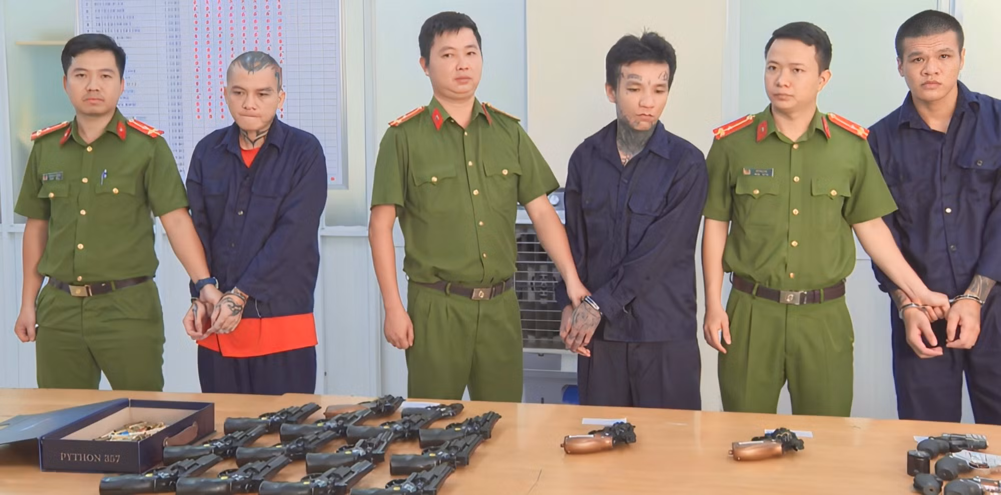 Triệt phá nhóm đối tượng tàng trữ, mua bán vũ khí quân dụng với số lượng lớn -0