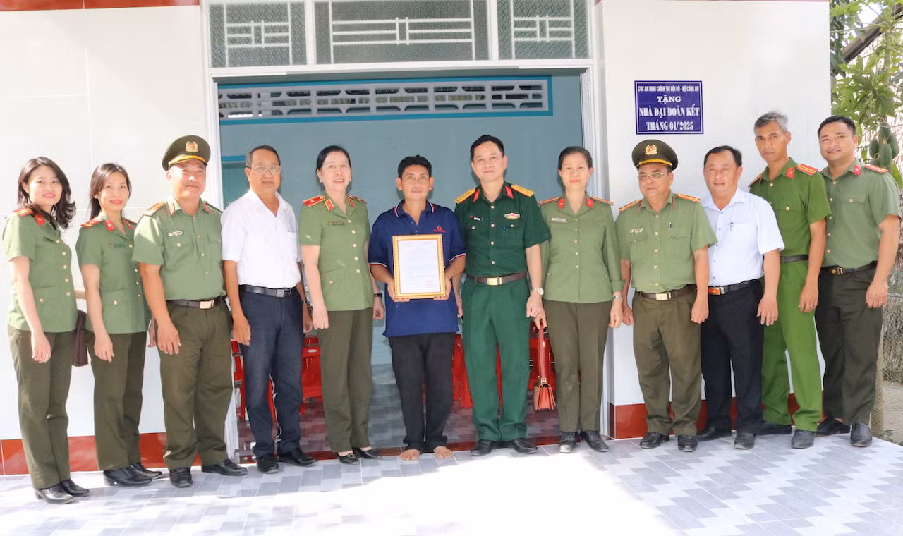 Cục An ninh chính trị nội bộ trao tặng nhà đại đoàn kết và&nbsp;tặng&nbsp;quà tại Trà Vinh -0
