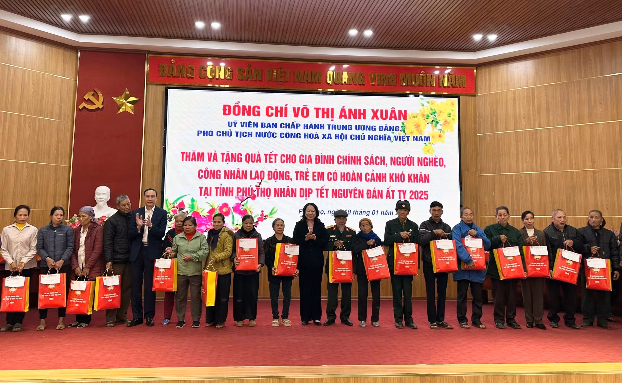 vna_potal_pho_chu_tich_nuoc_vo_thi_anh_xuan_tham_tang_qua_va_chuc_tet_tai_tinh_phu_tho_7800382.jpg -0