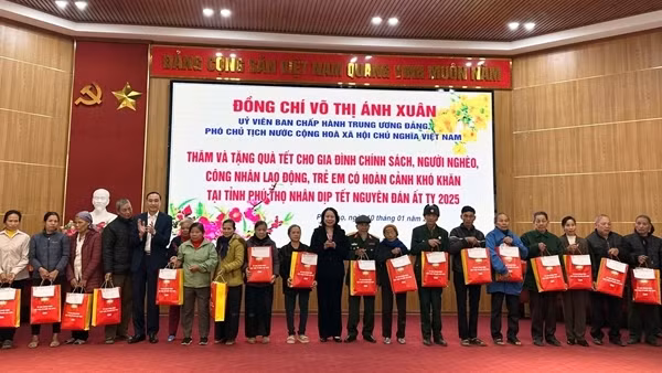 Phó Chủ tịch nước Võ Thị Ánh Xuân thăm, tặng quà và chúc Tết nhiều đối tượng chính sách tại Phú Thọ