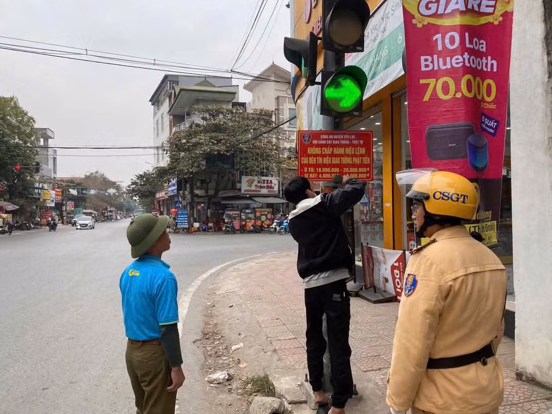 Tuyên truyền trực quan sinh động mức phạt lỗi không chấp hành tín hiệu đèn giao thông -0