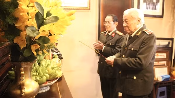 Ban liên lạc Công an chi viện chiến trường miền Nam đến thăm gia đình, thắp hương tri ân đồng chí Tô Quyền