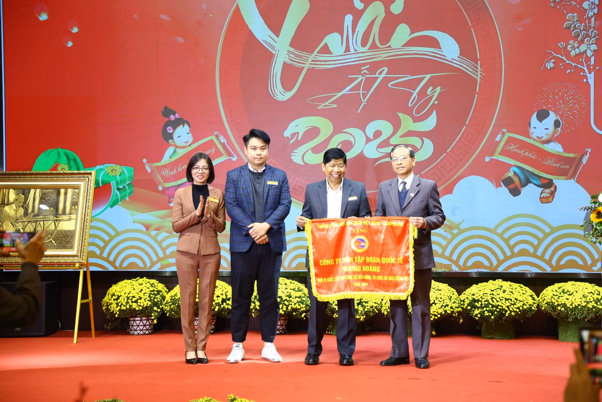 Tập đoàn Phượng Hoàng đóng góp tích cực trong công tác an sinh xã hội năm 2024 -0