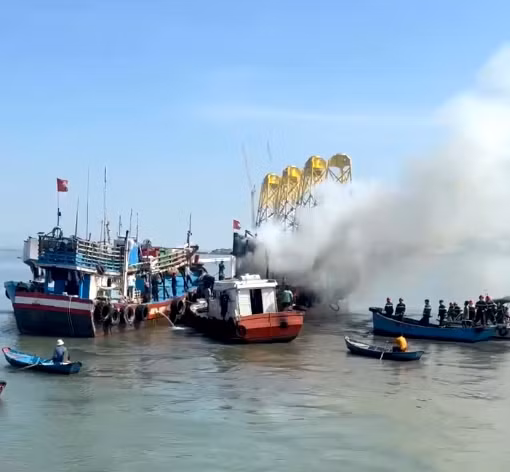 Phát hiện tàu cá cháy trên sông, người đàn ông đã có hành động thông minh -0