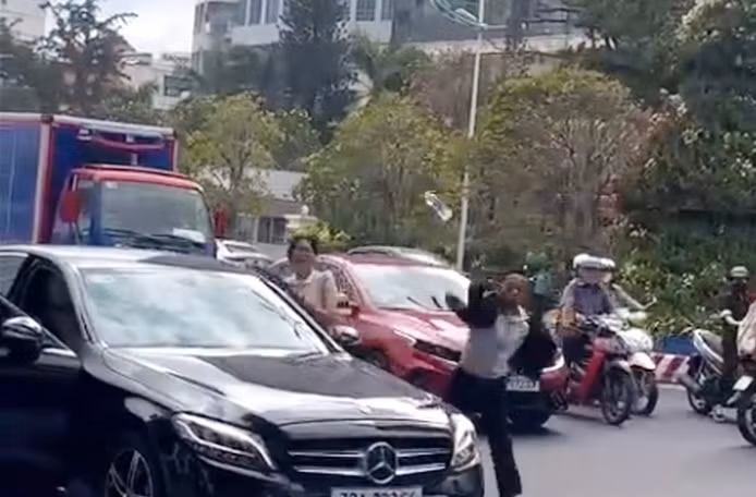 Bắt tạm giam kẻ rút kiếm đe dọa công nhân môi trường đô thị ở phố biển Nha Trang -0