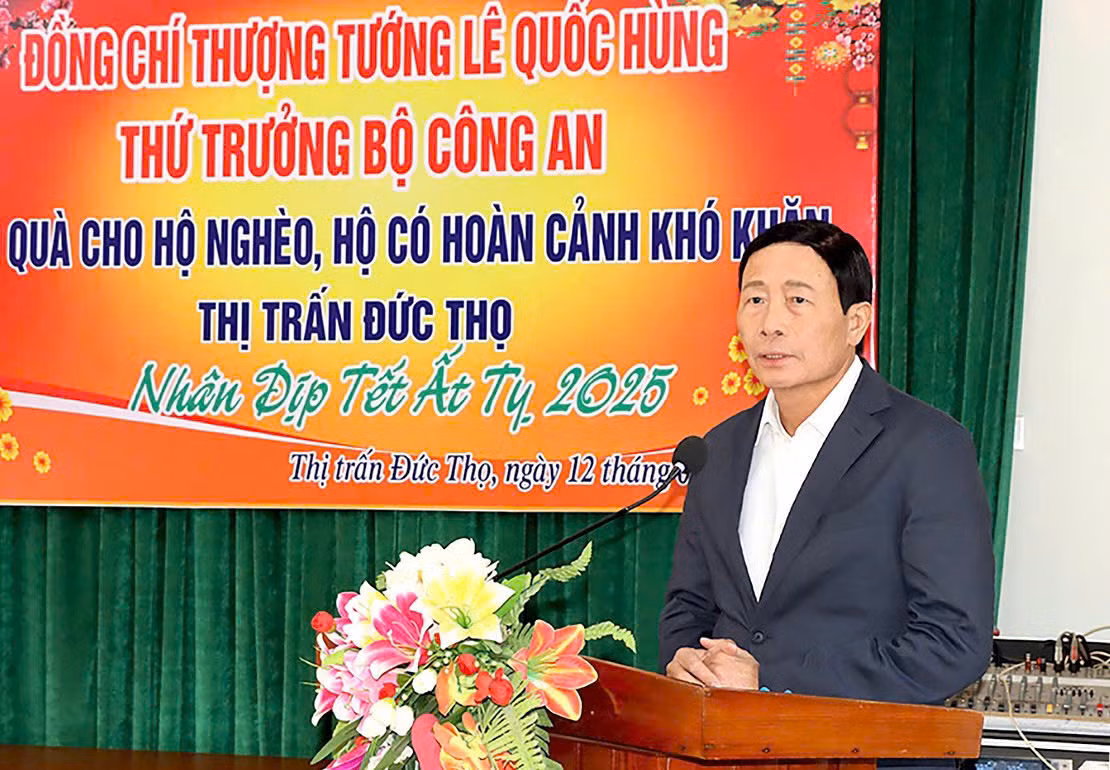 Thứ trưởng Lê Quốc Hùng tặng quà tết cho hộ nghèo -0