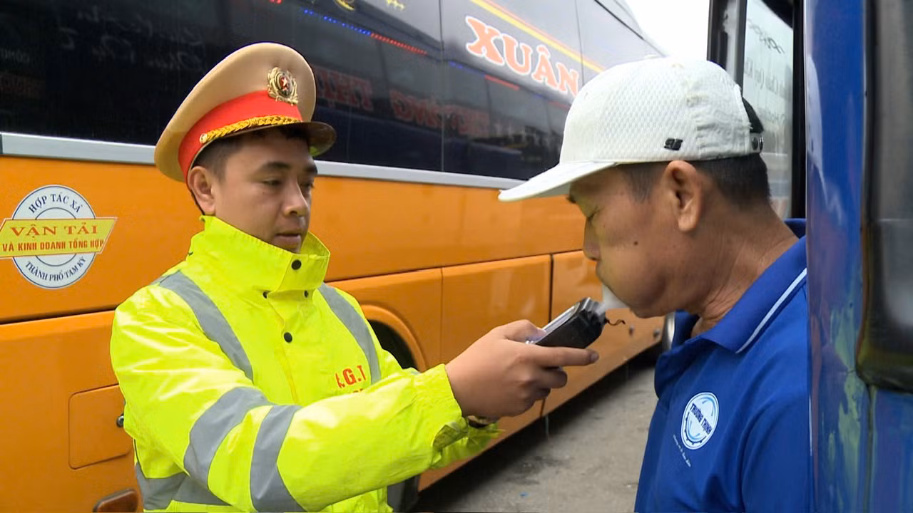Lập các tổ chuyên đề, kiên quyết xử lý vi phạm giao thông đường bộ -0