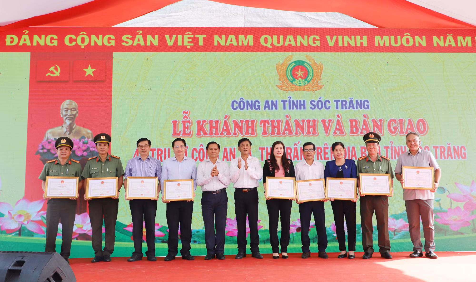 Bàn giao 42 trụ sở Công an cấp xã ở Sóc Trăng -1
