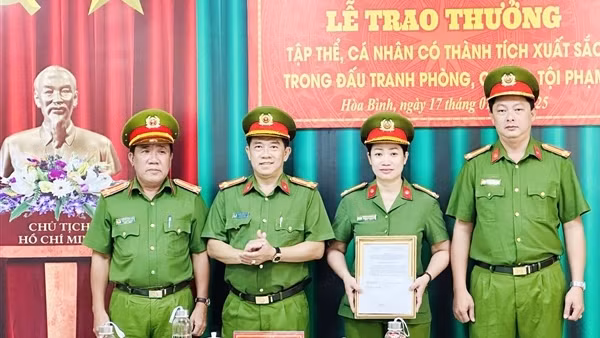Khen thưởng các đơn vị có thành tích xuất sắc trong đấu tranh tội phạm ma tuý