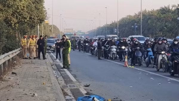 Hà Nội: Xe tải va chạm xe máy, 3 người tử vong