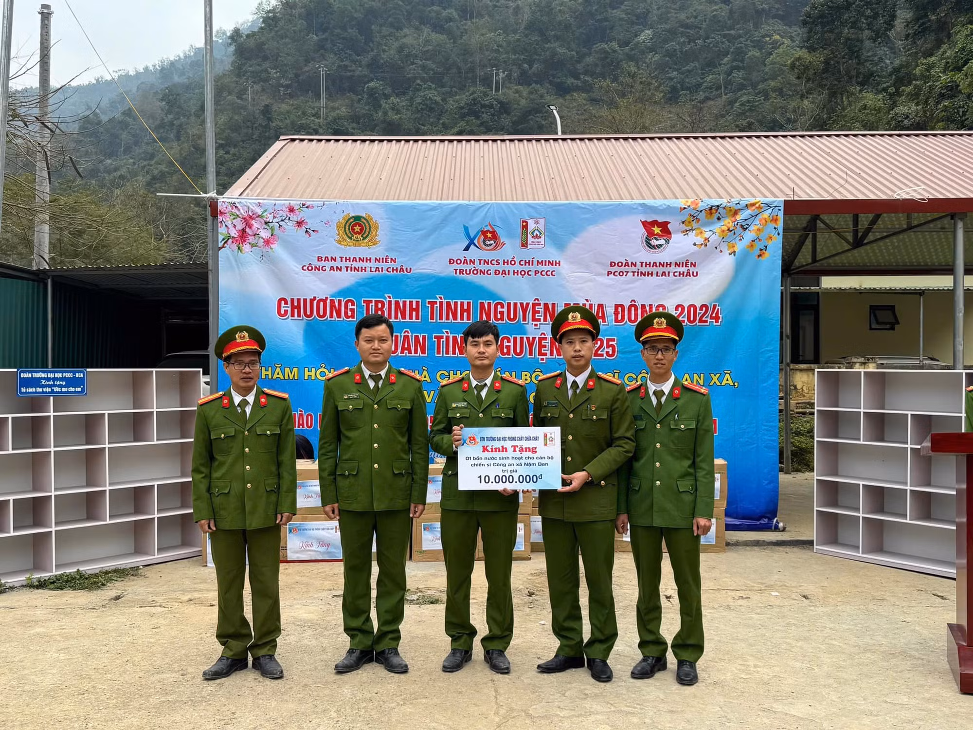 Tuổi trẻ Trường Đại học PCCC mang Đông ấm yêu thương về với học sinh nghèo vùng cao -0