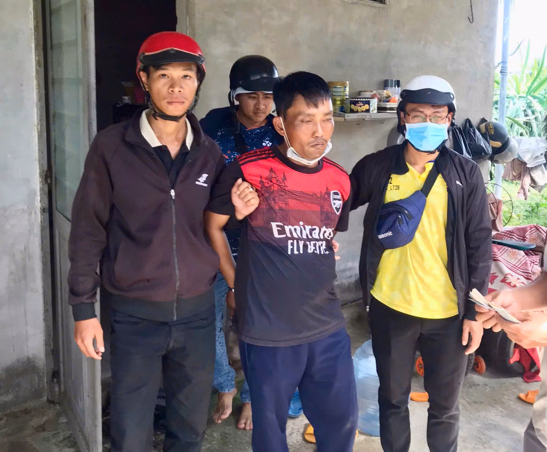 Bắt đối tượng khống chế trói tay chân nhân viên cửa hàng phân bón, cướp tài sản -0
