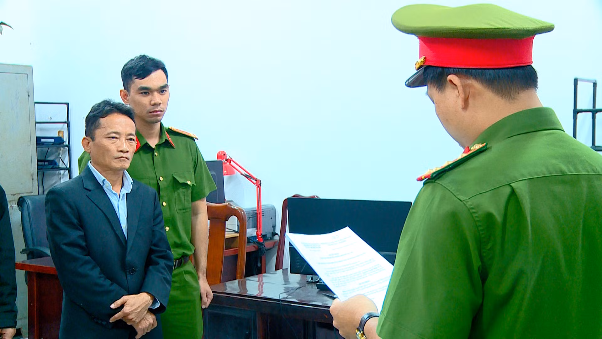 Bắt tạm giam kẻ rút kiếm đe dọa công nhân môi trường đô thị ở phố biển Nha Trang -0