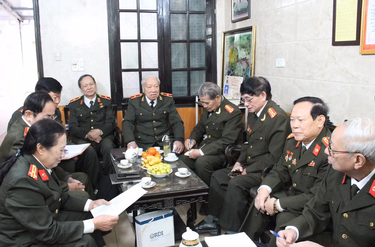 Ban liên lạc Công an chi viện chiến trường miền Nam đến thăm gia đình, thắp hương tri ân đồng chí Tô Quyền -0