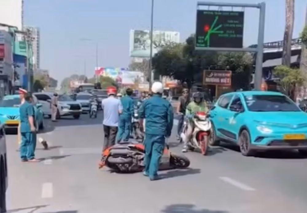 Xe ô tô tông hàng loạt phương tiện trên đường, nhiều người nhập viện -0